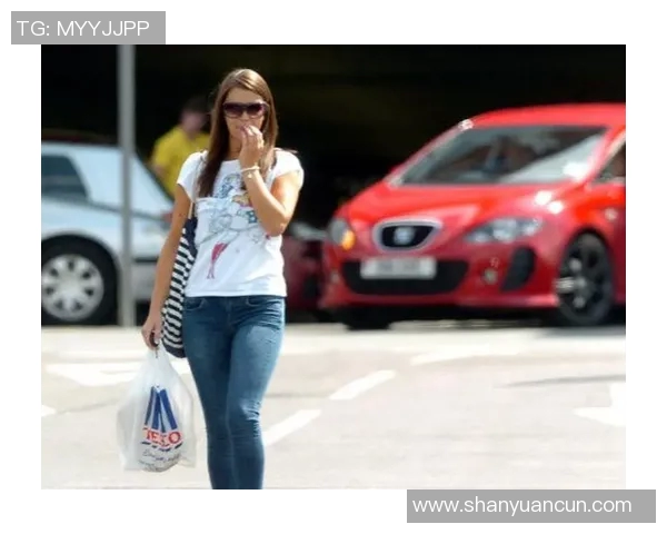 足球球星弟媳走红幕后揭秘 她如何从默默无闻到成为公众焦点